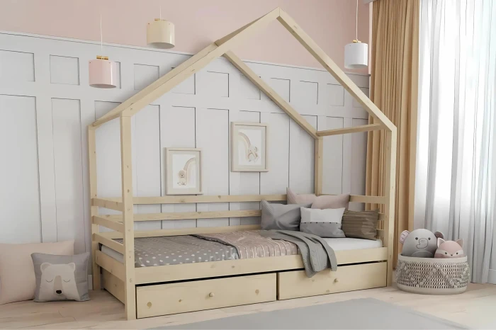 Huisbed voor kinderen van natuurlijk hout met praktische laden en gezellige decoratie in de kinderkamer.