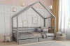 Graues Kinder-Hausbett aus Holz mit praktischen Bettschubladen für mehr Stauraum.