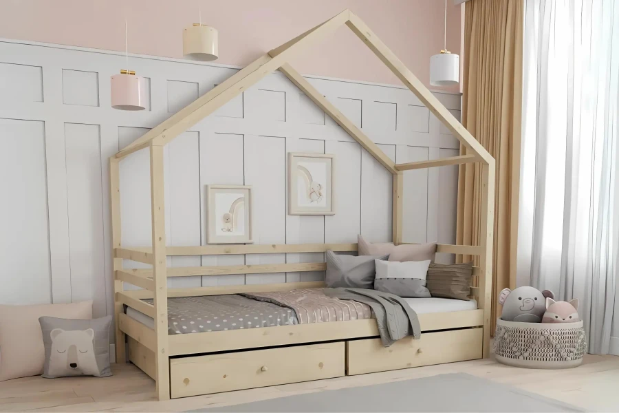 Hausbett für Kinder aus Kiefernholz natur mit zwei Schubladen und Rausfallschutz im Kinderzimmer.