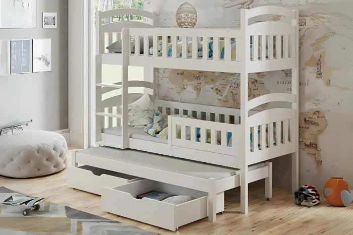 Weißes Funktionsbett mit drei Schlafplätzen und zusätzlichem Stauraum unten.