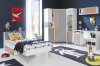 Einrichtungsbeispiel für ein Jungenzimmer mit Weltraum-Thema und funktionalen Jugendmöbeln.