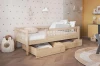 Naturholz-Kinderbett mit zwei geräumigen Schubladen und Sicherheitsgitter in skandinavischem Design.