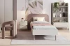 Modernes weißes Jugendbett mit rosa Polsterkopfteil in einem stilvoll eingerichteten Zimmer.
