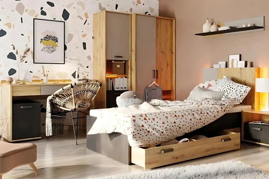 Stilvoll eingerichtetes Jugendzimmer mit modernem Holzbett, Schreibtisch und passendem Kleiderschrank.