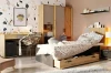 Komplettes Jugendzimmer-Set mit Stauraumbett, Kleiderschrank und Schreibtisch.