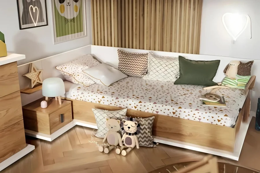 Gemütliches Kinderbett aus hellem Holz mit Kissen, Kuscheltieren und einer sternförmigen Lampe.