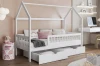 Weißes Kinder-Hausbett mit zwei Schubladen und Rausfallschutz im modernen Kinderzimmer.