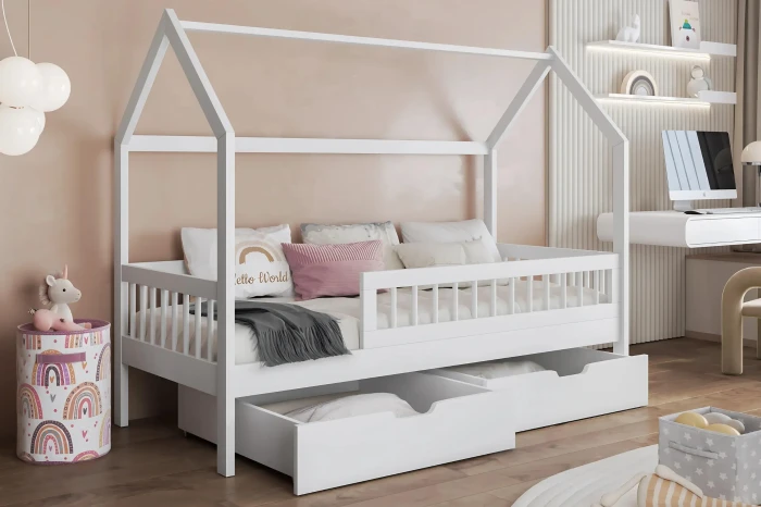 Weißes Kinder-Hausbett mit zwei Schubladen und Rausfallschutz im modernen Kinderzimmer.