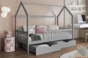 Graues Kinderhausbett mit zwei Schubladen und Rausfallschutz in einem modern eingerichteten Kinderzimmer.