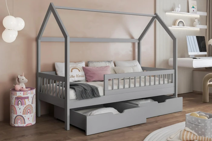 Graues Kinderhausbett mit zwei Schubladen und Rausfallschutz in einem modern eingerichteten Kinderzimmer.