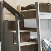 Detailansicht der praktischen Treppenschubladen des Hochbetts für mehr Ordnung im Kinderzimmer.