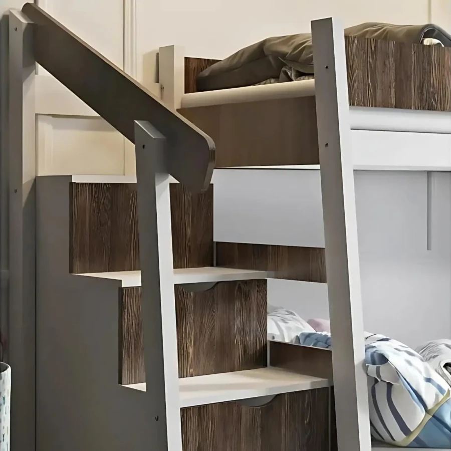Detailansicht der praktischen Treppenschubladen des Hochbetts für mehr Ordnung im Kinderzimmer.