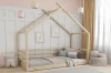 Kinderbett in Hausform aus hellem Naturholz, bodentiefes Design für ein sicheres und schönes Kinderzimmer.
