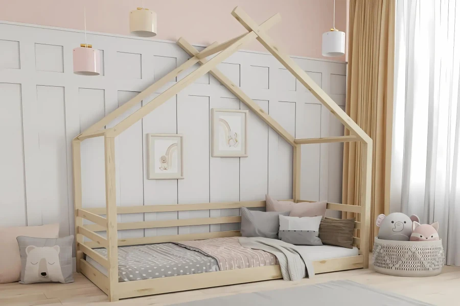 Hausbett Kinderbett aus hellem Holz im Tipi-Stil mit Kissen und Deko im Kinderzimmer.