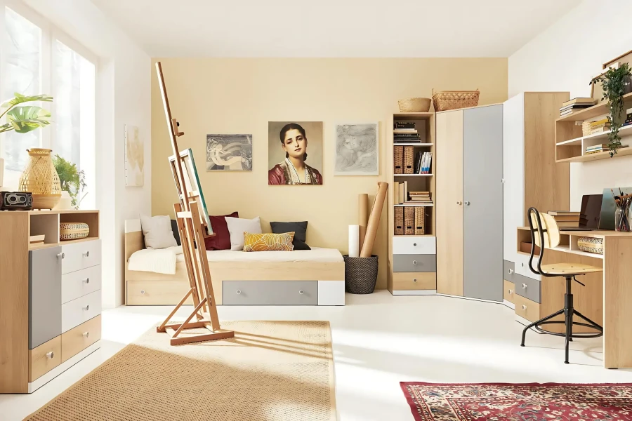 Komplette Kinderzimmereinrichtung mit Bett, Schreibtisch, Kleiderschrank und Staffelei.