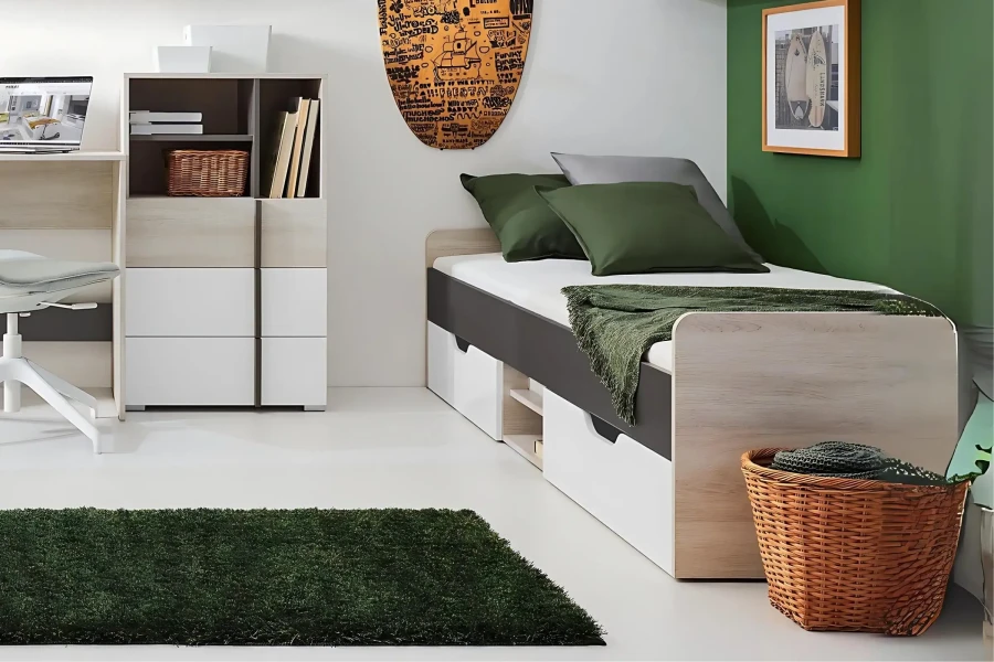 Modern eingerichtetes Jugendzimmer mit Bett, Schreibtisch und Kommode in Weiß-Grau.