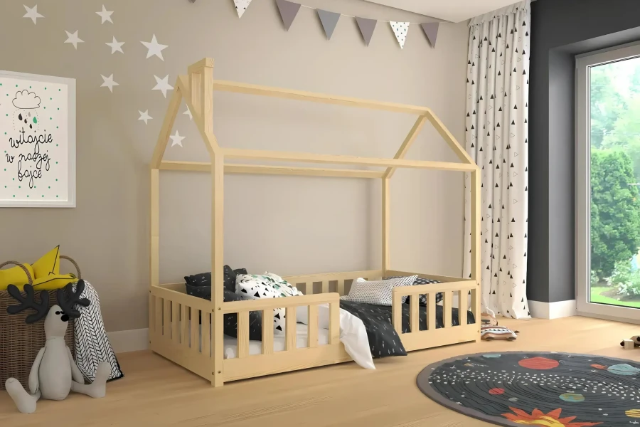 Stilvolles Kinderhausbett aus Massivholz in hellem Kinderzimmer mit Sternendekoration.