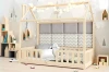 Montessori Hausbett mit Lichterkette und gepolsterter Rückwand im Kinderzimmer.