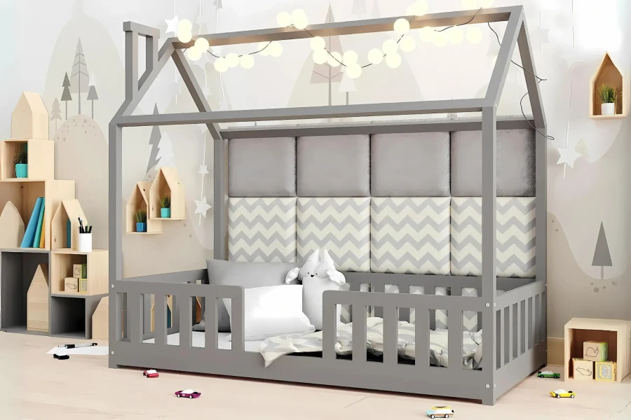 Kinderhausbett in Grau mit gepolsterter Rückwand, Lichterkette und passenden Wandregalen.