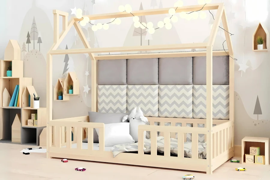 Kinderhausbett dekoriert mit Lichterkette und grauen Polsterpaneelen für eine behagliche Schlafatmosphäre.