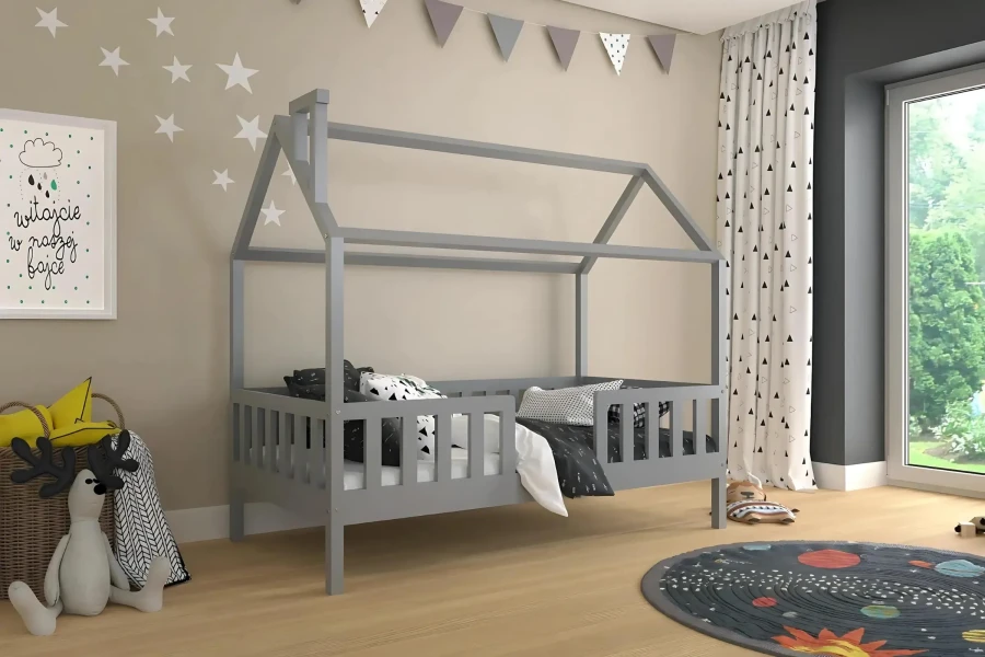 Graues Hausbett aus Holz für Kinder mit Rausfallschutz in modernem Kinderzimmer.