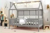 Graues Kinderhausbett mit Lichterkette und Polsterpaneelen in einem modern gestalteten Kinderzimmer.