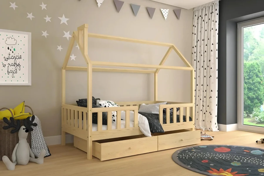 Eingerichtetes Kinderzimmer mit einem Hausbett aus Holz und dekorativen Elementen.