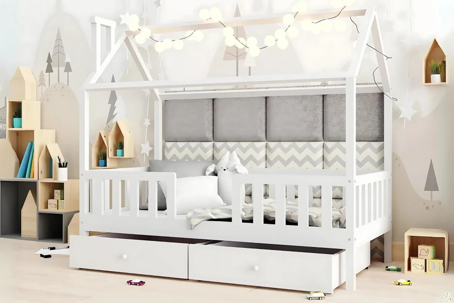 Weißes Hausbett für Kinder mit zwei Schubladen und Rausfallschutz im gemütlichen Kinderzimmer.