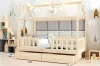 Gemütliches Hausbett für Kinder mit Lichterkette, grauen Wandkissen und Spielzeug im Kinderzimmer.
