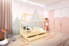 Modernes Kinderzimmer mit Hausbett aus Holz, Wandtattoo Berge und rosa-weißen Kleiderschränken.