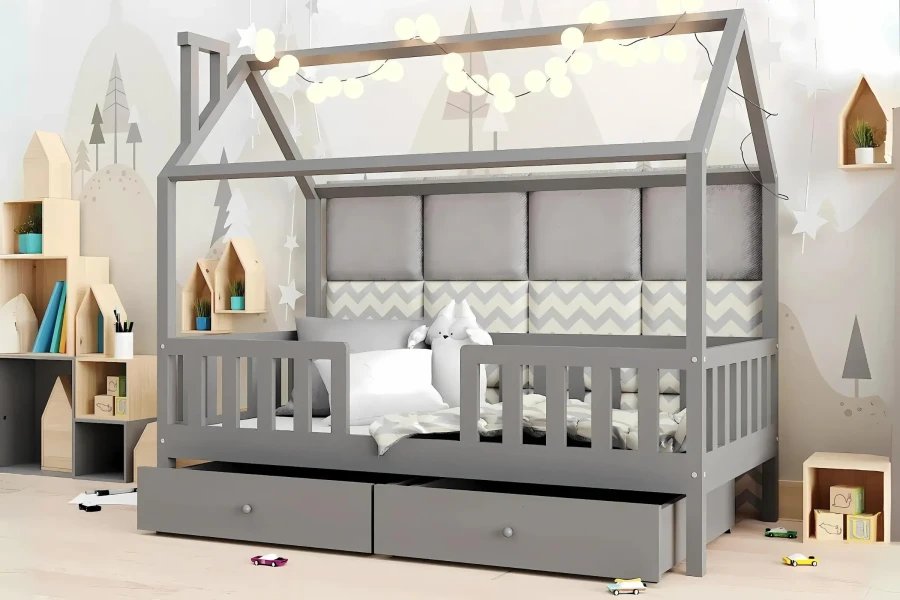 Hausbett für Kinder in Grau mit gepolstertem Kopfteil und dekorativer Lichterkette für gemütliche Nächte.