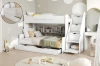 Weißes Kinderhochbett mit Treppenschubladen, Regalfächern und ausziehbarem Bettkasten.