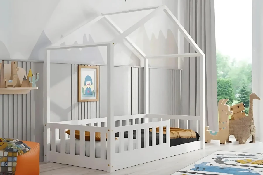 Weißes Hausbett für Kinder mit Rausfallschutz in modernem Kinderzimmer-Design.