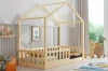 Kindgerechtes Hausbett aus massivem Kiefernholz in einem hellen Kinderzimmer.