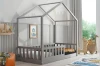 Graues Hausbett für Kinder mit Rausfallschutz im modern eingerichteten Kinderzimmer.