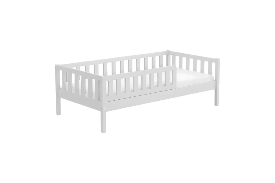 Weißes Kinderbett-Gestell aus Massivholz mit Sicherheitsgitter für Kleinkinder.