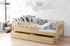 Modernes Kinderzimmer mit dekorativem Kiefernbett, Kissen und praktischem Stauraum.