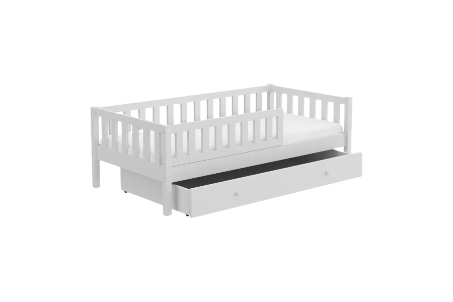 Weißes Kinderbett aus Kiefernholz mit Rausfallschutz und ausziehbarem Bettkasten.
