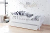 Gemütlich eingerichtetes Kinderzimmer mit einem weißen Funktionsbett inklusive Rausfallschutz und Bettkasten.