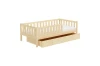 Klassisches Kinderbett aus Kiefernholz mit Sicherheitsgitter und ausziehbarer Schublade.