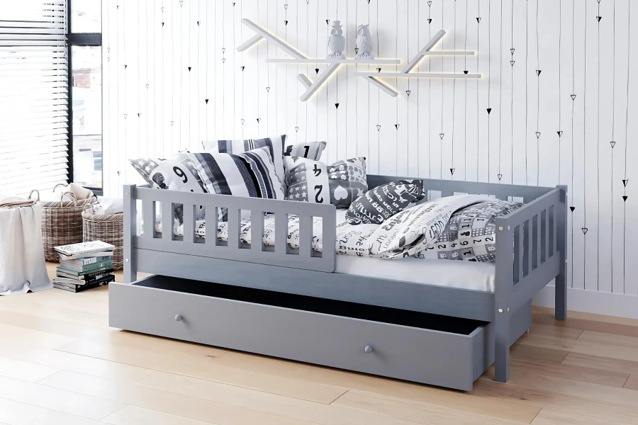 Kinderzimmer Inspiration mit grauem Funktionsbett, Kissen und moderner Dekoration.