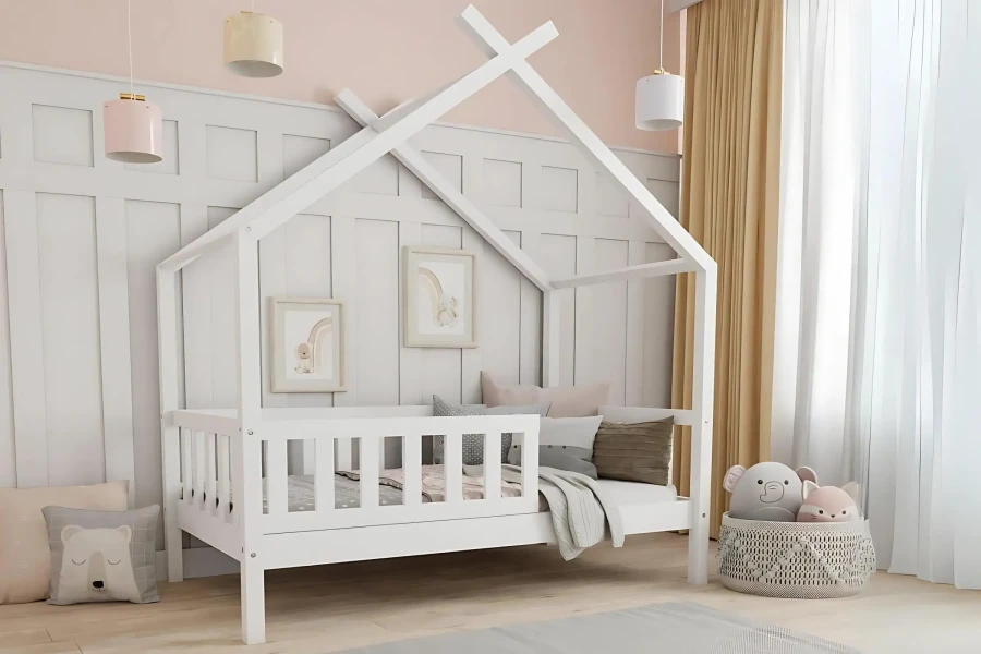 Weißes Hausbett für Kinder mit Rausfallschutz in einem hell eingerichteten Kinderzimmer.