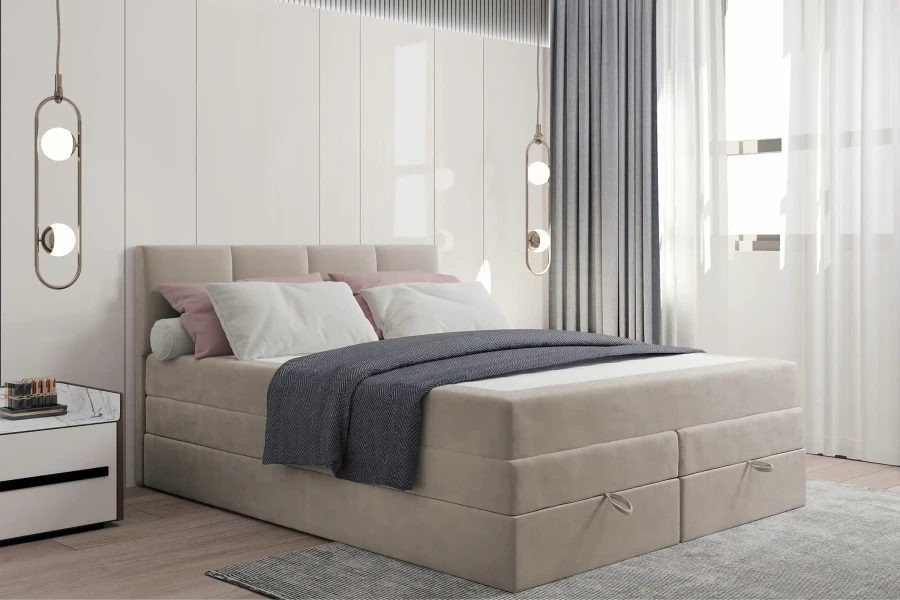 Beiges Boxspringbett in modernem Schlafzimmer-Ambiente mit dekorativer Bettwäsche.