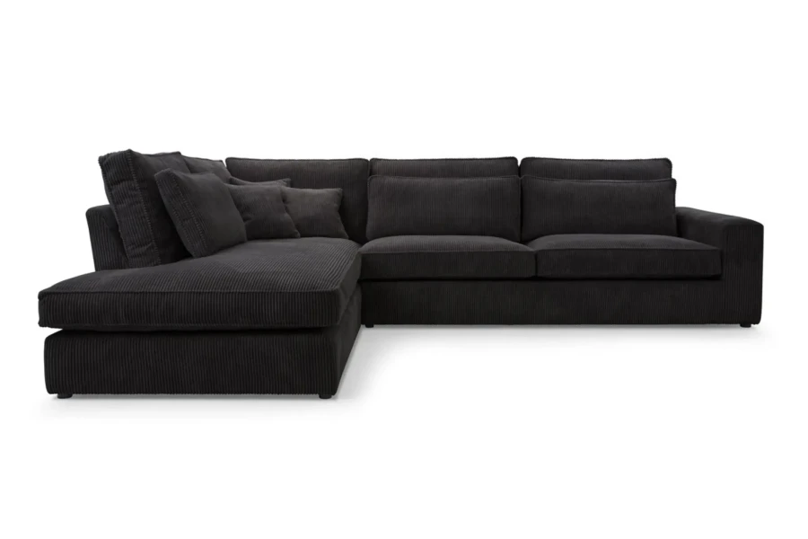 Großes schwarzes Ecksofa aus Cord-Stoff mit vielen Kissen, ideal für das moderne Wohnzimmer.