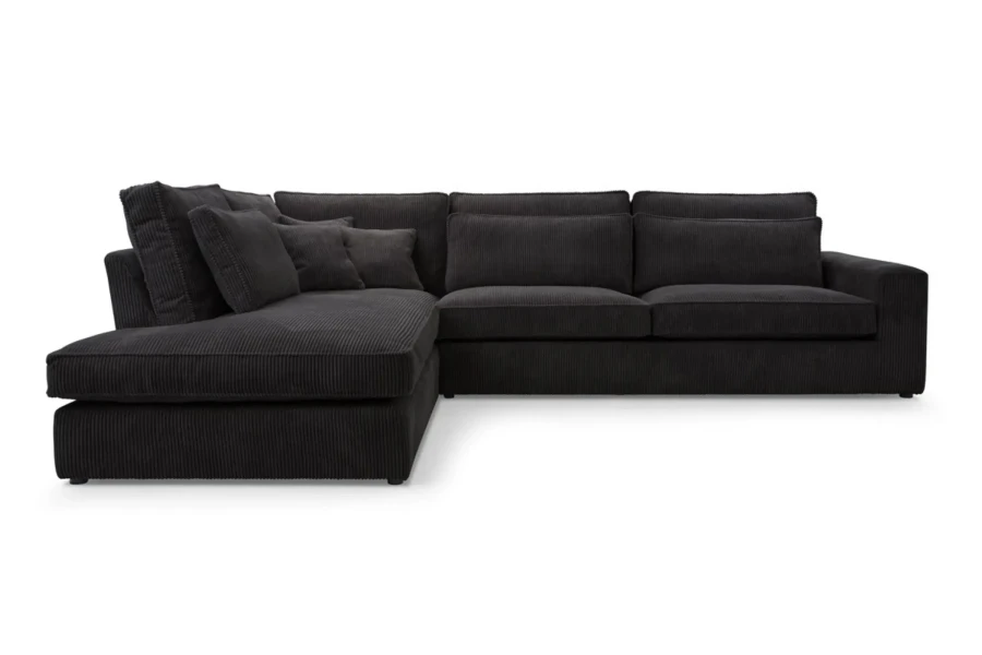 Schwarzes Ecksofa aus Cord, großes Sofa mit Kissen auf weißem Hintergrund.