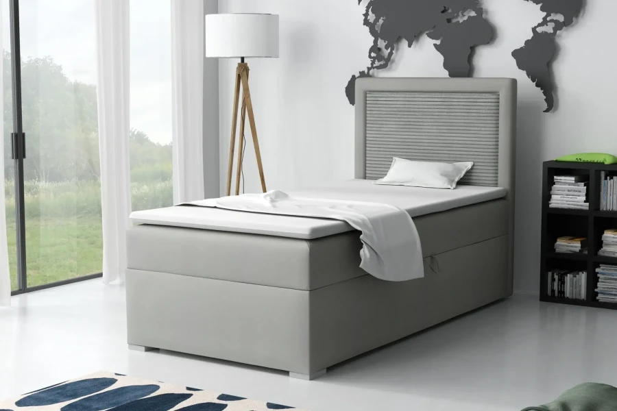 Modernes graues Polsterbett Einzelbett in hellem Schlafzimmer mit großem Fenster und Regal.