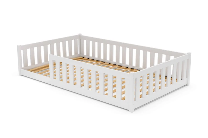 Gestell eines weißen Kinderbettes mit Lattenrost und Sicherheitsgitter aus Holz.