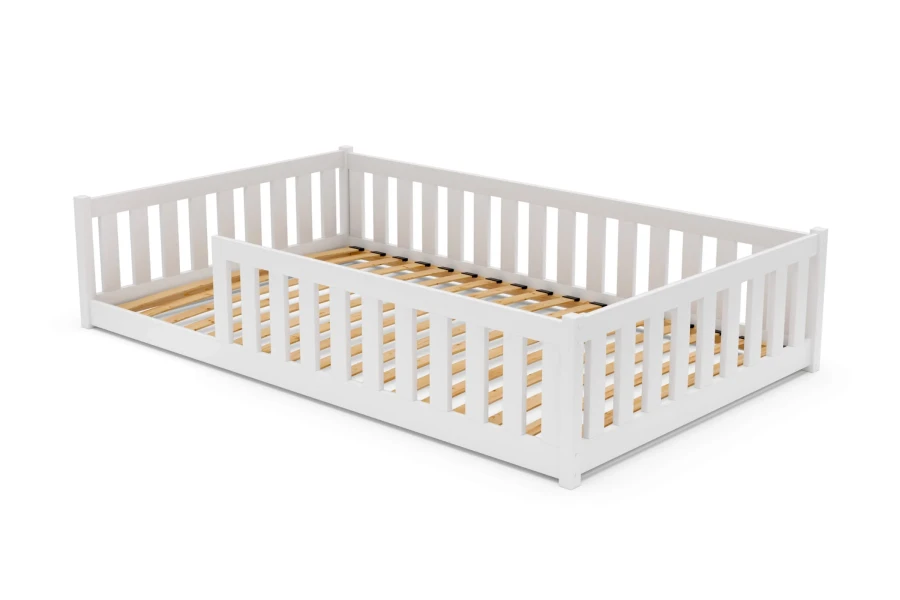Gestell eines weißen Kinderbettes mit Lattenrost und Sicherheitsgitter aus Holz.