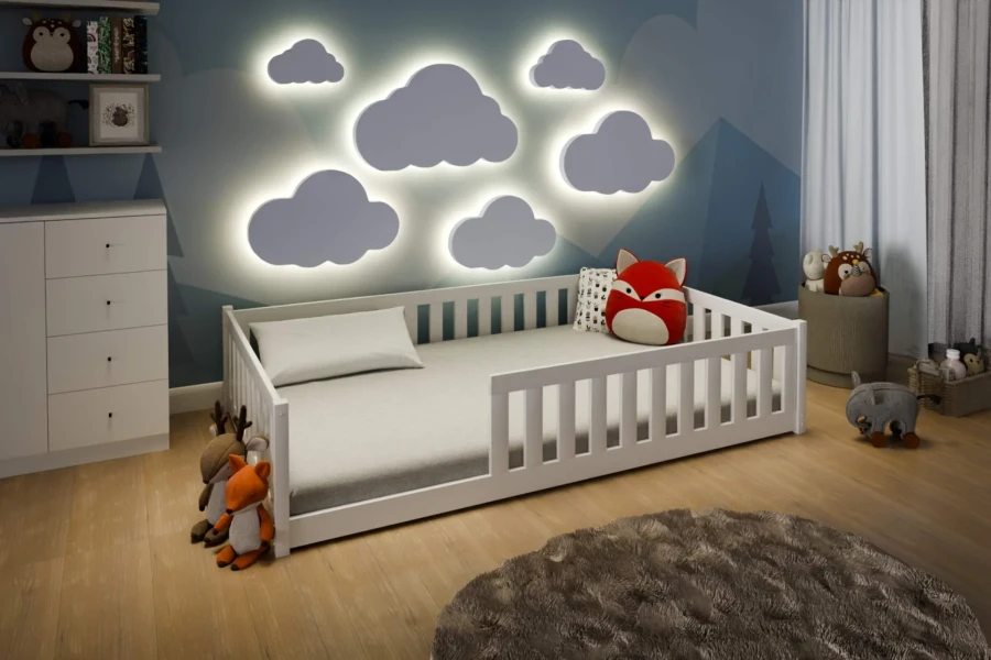 Beleuchtete Wolken-Wanddeko über einem weißen Kinderbett in einem modern eingerichteten Zimmer.