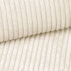 Detailansicht von hellem beigem Cord-Stoff mit Rippenmuster.